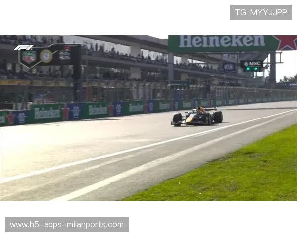 赛车尾流争位三车贴身,火花溅射如烟火 赛车尾流争位三车贴身,火花溅射如烟火