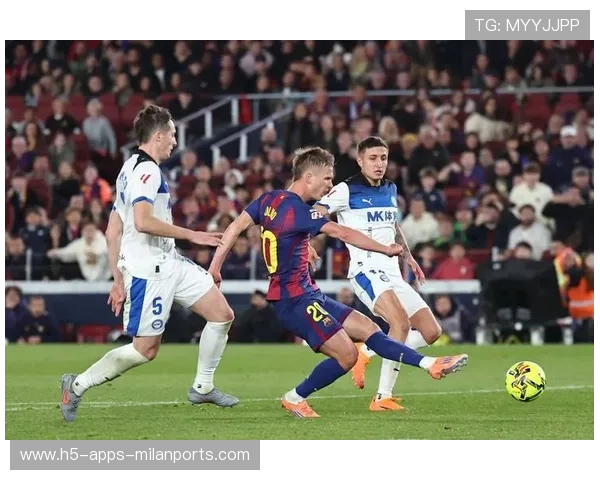 西甲巴萨角球精准实施，门前混战转换得分