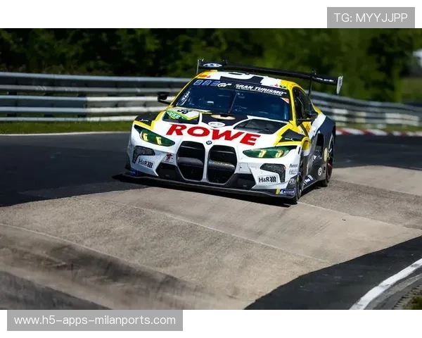 赛车冲出赛道飞上草坡,全场惊呼