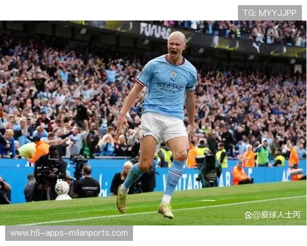 哈兰德禁区内抗住防守队员，侧身扫射打入个人赛季第32球