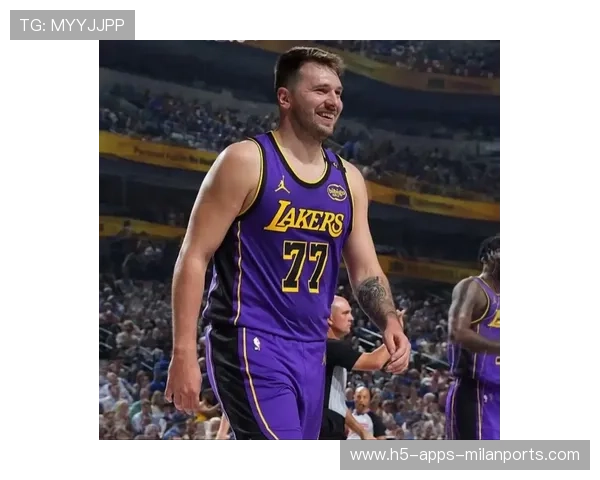 独行侠训练赛：东契奇高位策应屡受好评