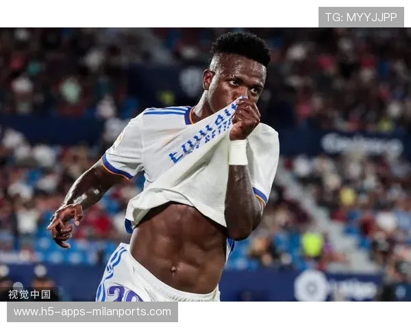 维尼修斯持球突破后分球助攻，皇马边路威力再升一格