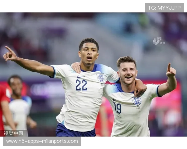 贝林籁姆中场断球后立即推进，英格兰反击锐度十足