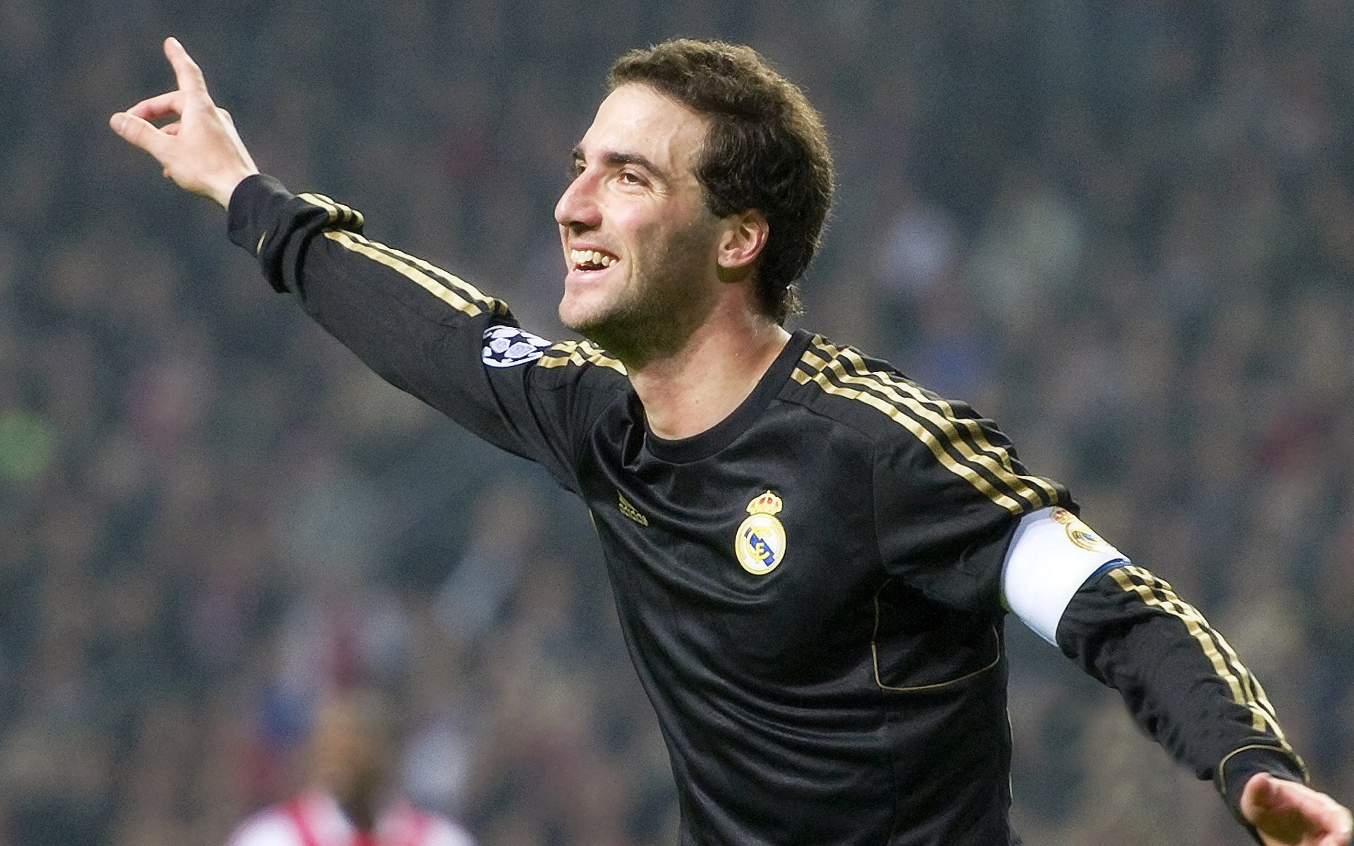 “全力出击！四川省体育馆自由搏击选手激战正酣”